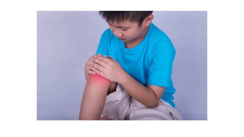 オスグットシュラッター病を痛がる子供